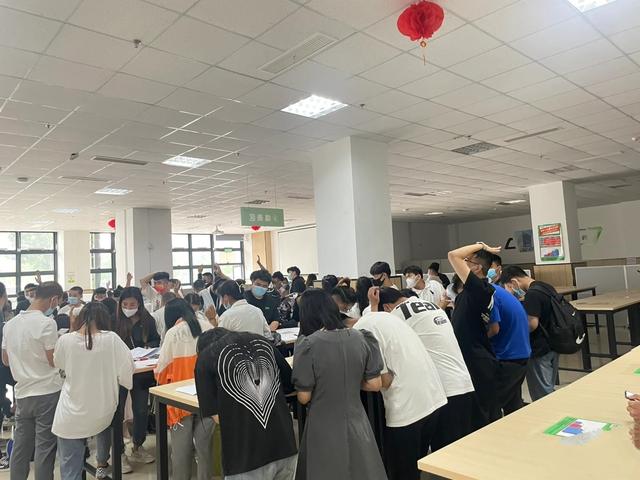 大学生暑假工工资一般多少钱，肯德基暑假工工资一般多少钱？