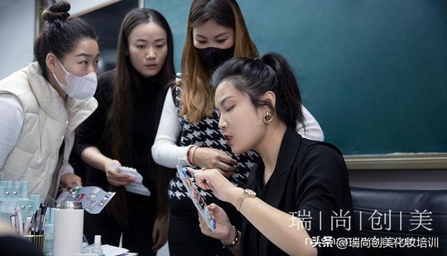 做美甲赚钱吗，做美甲赚钱吗去美甲店、去美甲店做I人一天变少工资？