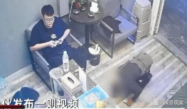 开店遇磕头乞讨_老板用魔法打败魔法，低头，一连敲了三四下