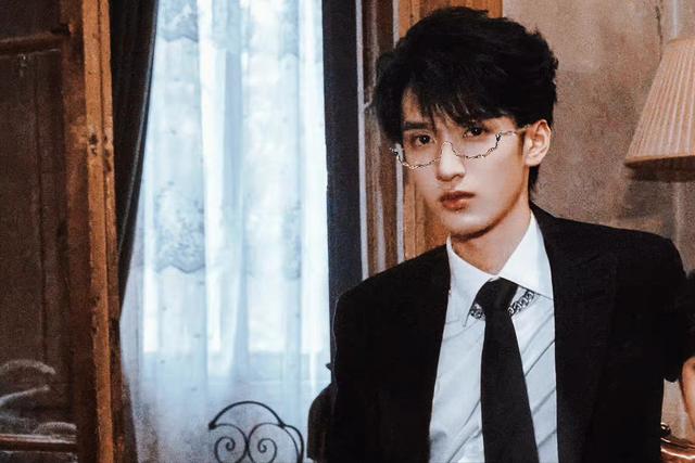 严浩翔粉丝名叫什么应援色口号，严浩翔粉丝名叫什么来着？