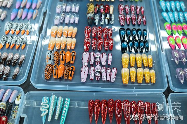 做美甲赚钱吗，做美甲赚钱吗去美甲店、去美甲店做I人一天变少工资？