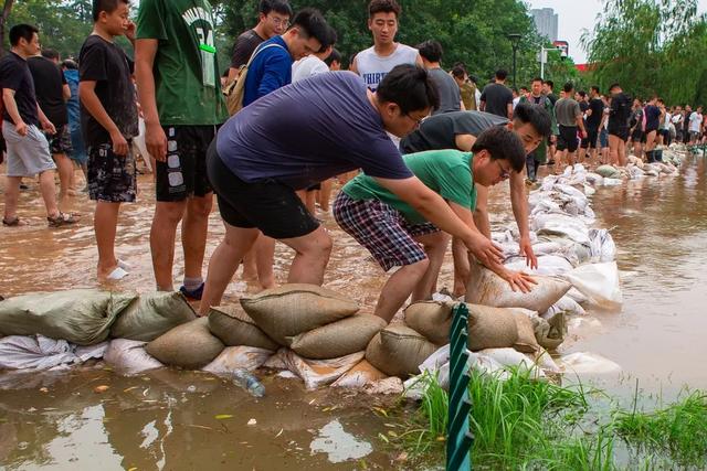 郑州暴雨300字感动，郑州暴雨图片素材