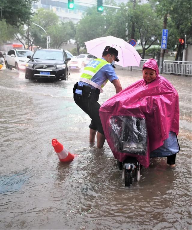 郑州暴雨300字感动，郑州暴雨图片素材