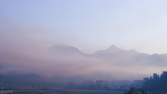 行至水穷处坐看云起时什么意思（行到水穷处坐看云起时怎么解释）