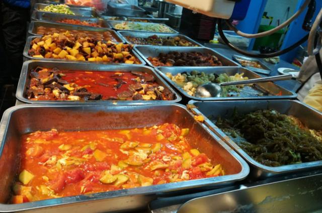 大学食堂档口提成是多少，大学食堂一个档口一年能赚多少钱？
