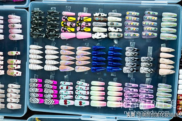 做美甲赚钱吗，做美甲赚钱吗去美甲店、去美甲店做I人一天变少工资？