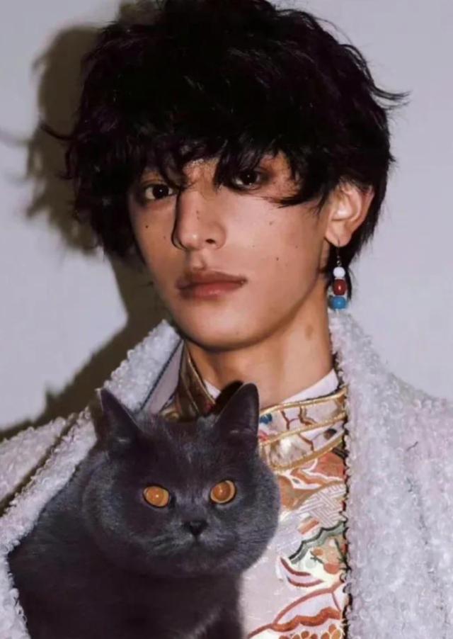 抖音甩几把的男的是谁，抖音甩几把的男的是谁啊？