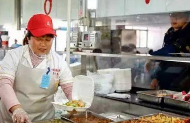 大学食堂档口提成是多少，大学食堂一个档口一年能赚多少钱？