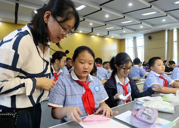 幼儿园在编教师可以有副业吗（在编教师可以有副业吗比如开饭店）