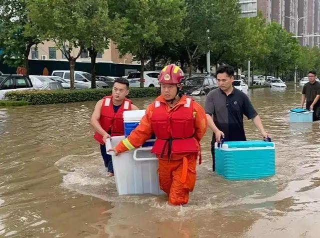 郑州暴雨300字感动，郑州暴雨图片素材