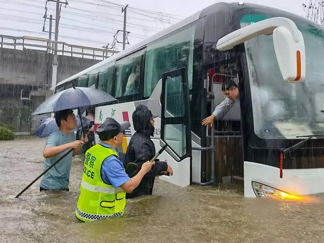 郑州暴雨300字感动，郑州暴雨图片素材