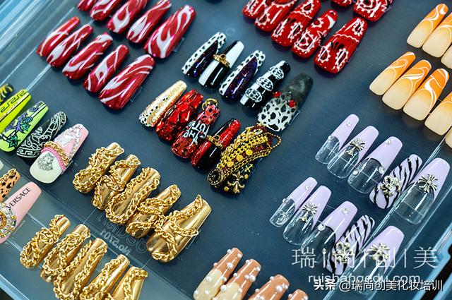 做美甲赚钱吗，做美甲赚钱吗去美甲店、去美甲店做I人一天变少工资？