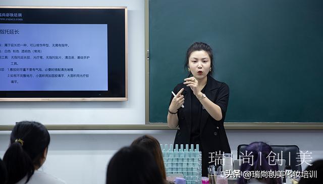 做美甲赚钱吗，做美甲赚钱吗去美甲店、去美甲店做I人一天变少工资？
