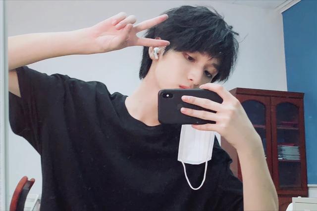 严浩翔粉丝名叫什么应援色口号，严浩翔粉丝名叫什么来着？