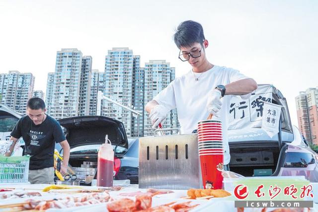 夜市适合卖什么最挣钱年轻人，夜市适合卖什么最挣钱年轻人做？