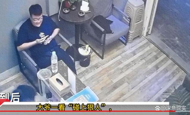 开店遇磕头乞讨_老板用魔法打败魔法，低头，一连敲了三四下