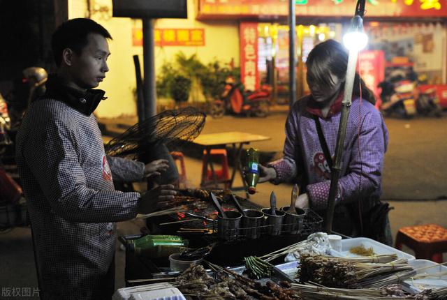 低档小区开什么店赚钱，县城适合开什么店赚钱？