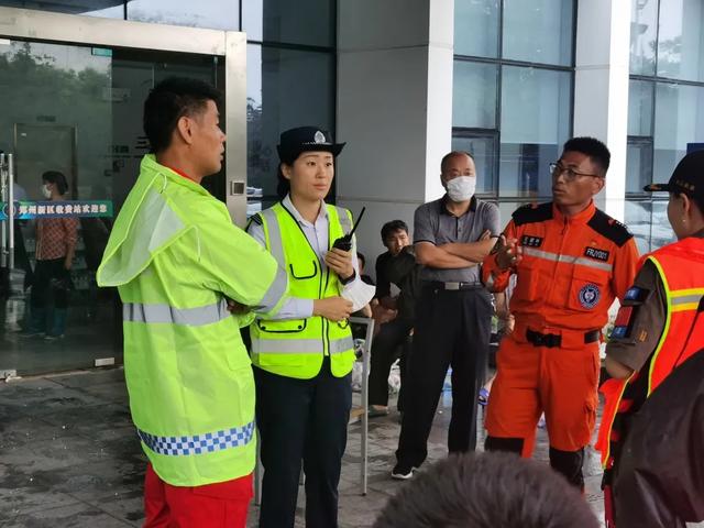 郑州暴雨300字感动，郑州暴雨图片素材