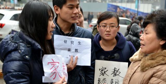 大学生摆摊卖什么赚钱成本又低（学校摆摊卖什么赚钱成本又低）