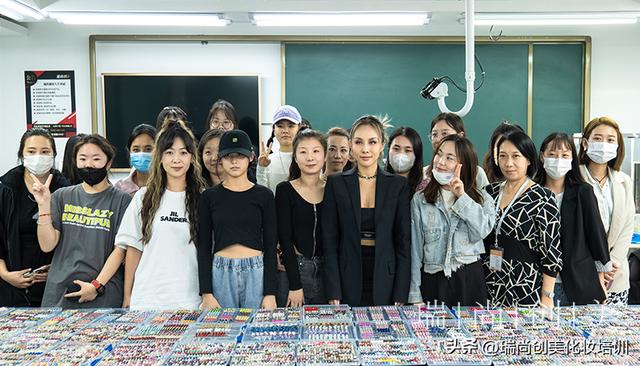 做美甲赚钱吗，做美甲赚钱吗去美甲店、去美甲店做I人一天变少工资？