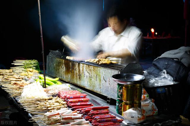 低档小区开什么店赚钱，县城适合开什么店赚钱？