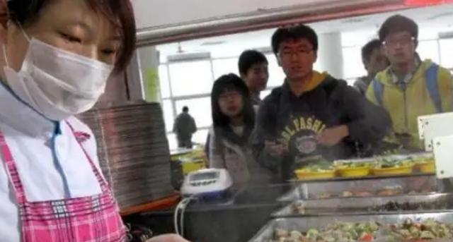 大学食堂档口提成是多少，大学食堂一个档口一年能赚多少钱？