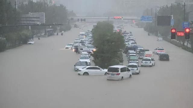 郑州暴雨300字感动，郑州暴雨图片素材