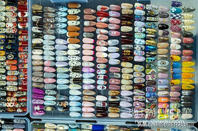 做美甲赚钱吗，做美甲赚钱吗去美甲店、去美甲店做I人一天变少工资？