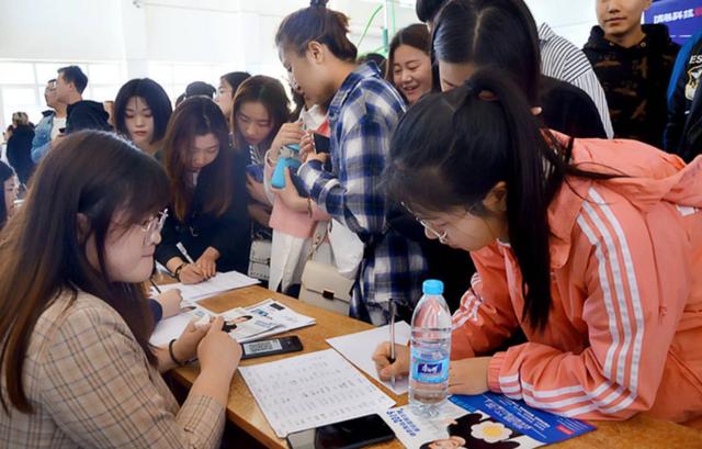 大学生摆摊卖什么赚钱成本又低（学校摆摊卖什么赚钱成本又低）