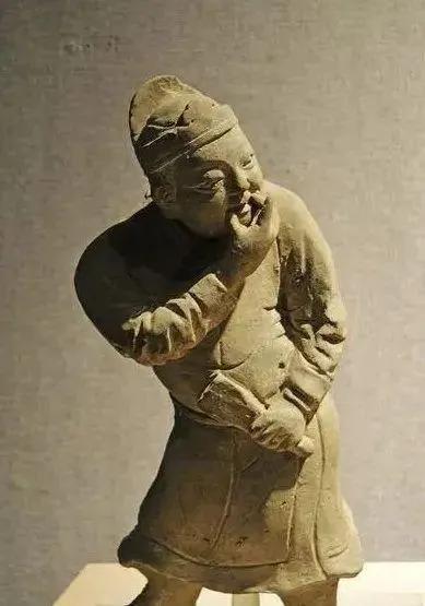 抖音很火的吹口哨bgm有点慢摇的感觉，抖音吹口哨那个bgm_欢快？